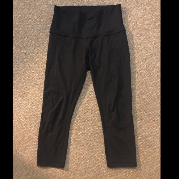 Lululemon black Capri leggings size 8 - Picture 3 of 6